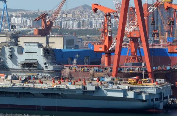 國際貨運在全球化時代發(fā)揮著重要作用，其發(fā)展面臨諸多挑戰(zhàn)與機遇