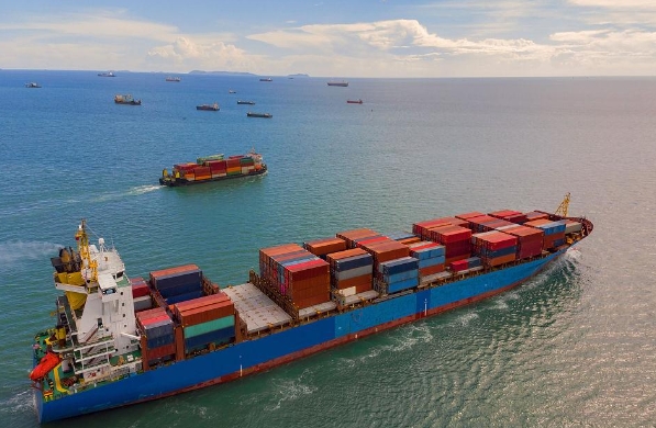 隨著全球化的深入發(fā)展，國(guó)際物流公司也面臨著越來(lái)越多的挑戰(zhàn)和機(jī)遇