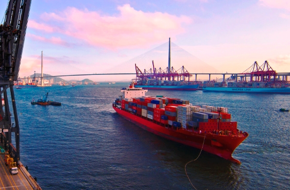 馬來西亞憑借其穩(wěn)健的經(jīng)濟(jì)增長，成為了國際貿(mào)易的重要節(jié)點