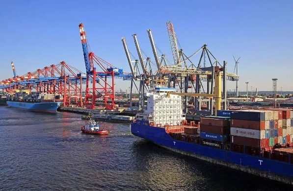 在全球化浪潮推動(dòng)下，國(guó)際海運(yùn)作為連接世界的橋梁其重要性不言而喻