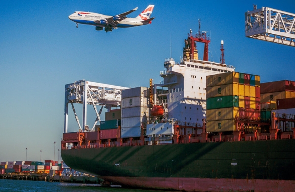 在全球化的背景下，國(guó)際海運(yùn)促進(jìn)了資源的全球配置和市場(chǎng)的深度融合