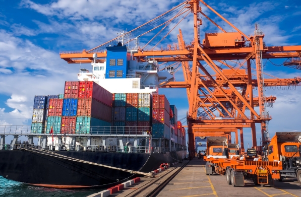 在全球化浪潮中美國海運作為連接世界經(jīng)濟的血脈，其重要性不言而喻