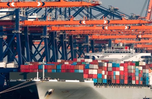 隨著全球化的深入發(fā)展，國際物流將繼續(xù)促進經(jīng)濟繁榮